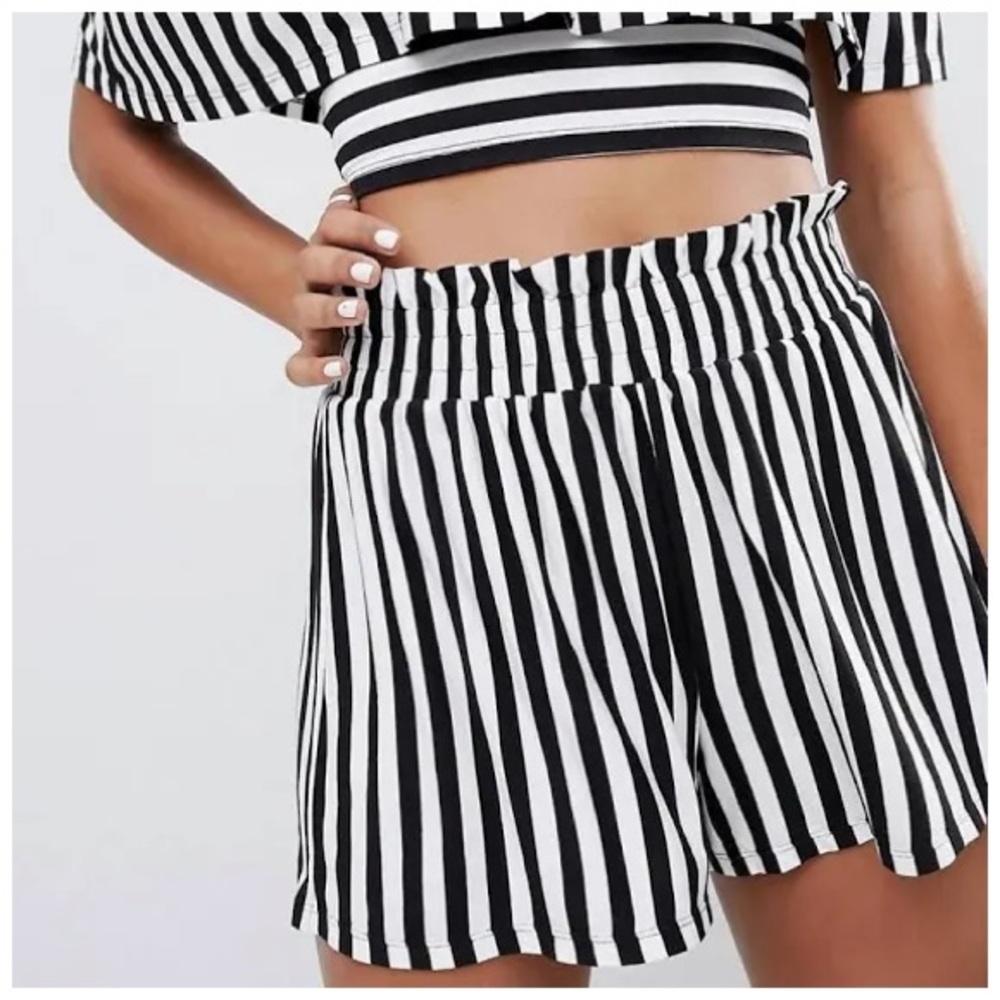 3/$25 💓 Flowy Striped Black and White Shorts w/ stretchy waistband High Waist
